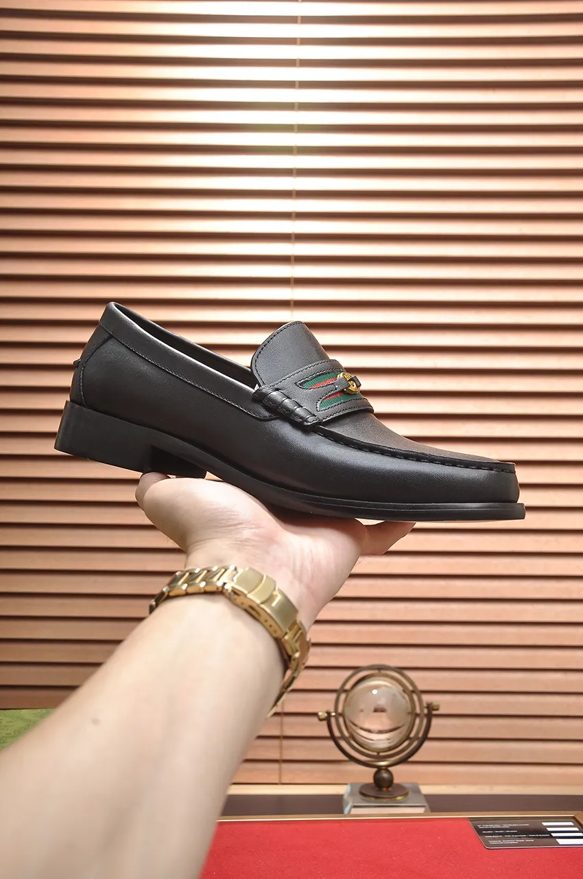 Men's shoes💰580💶Italy's top luxury men's shoe giant (GUCCI) (Gucci) (full cowhide lining) new arrival🍃Original European style🔰 Pleasant to the eye😍In order to make the shoes more durable and non-deformable🌀The production continues to follow traditional methods but there is still no lack of innovation💪Choose original sheepskin for the leather♻️ Smooth and natural And extra bright ⭐Made of imported cowhide, the first choice of rich people 38-45 (45 customized)